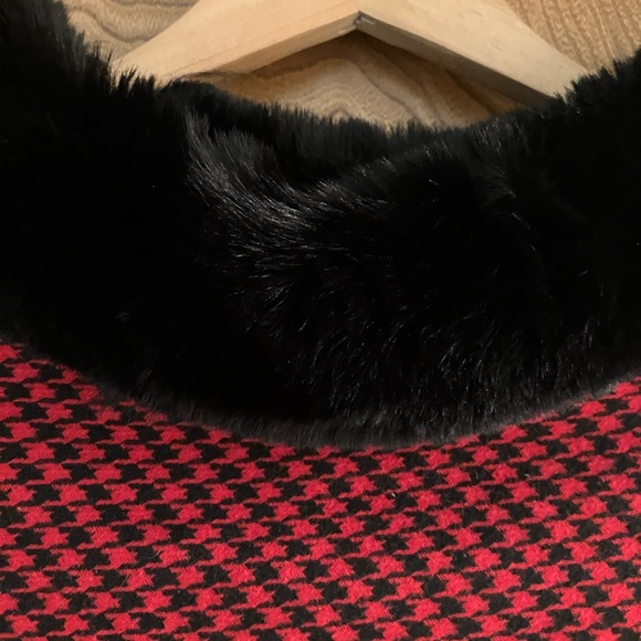 ❤️ Ladies Faux Fur Trimmed Poncho O/S - Picture 4 of 9